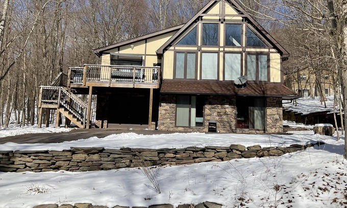 Lake Ariel Chalet De Esquí | Home in amenity filled Hideout community with hot tub, fire pit, theater room!