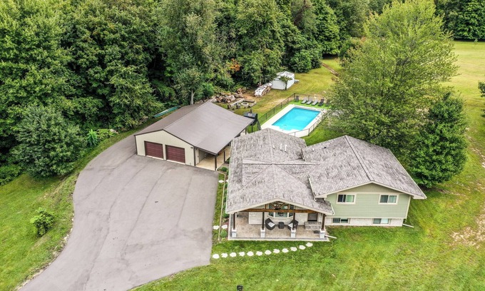 Dowagiac Casa | Home in Dowagiac with private pool