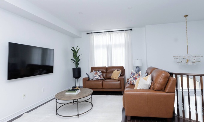 Vaughan Casa | Home in Vaughan, Modern 3BR Home in Vaughan w/ Patio & Grill