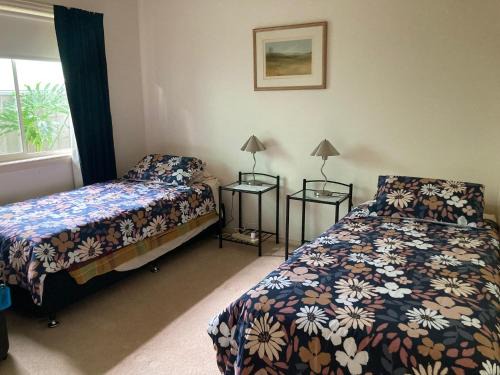 Swan Hill Casa | Home Stay on High Room 1 Queen Bed and Room 2 King Bed OR Two Single Beds