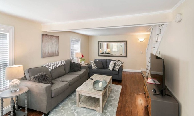 Libertyville Casa | Home w/ Garage in DT Libertyville Near Naval Base!