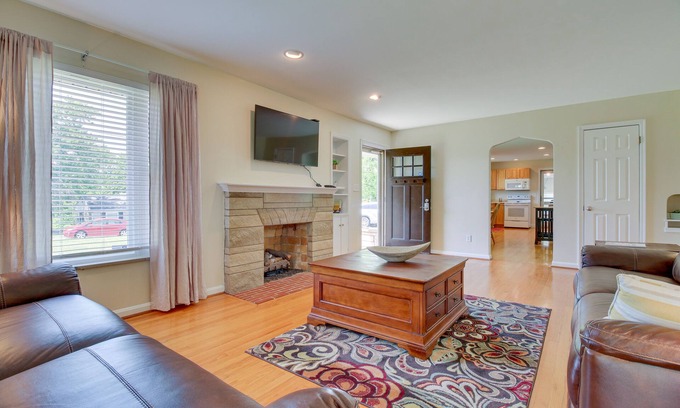 Williamstown Casa | Home w/ Hot Tub + Deck ~ 3 Mi to Ark Encounter!