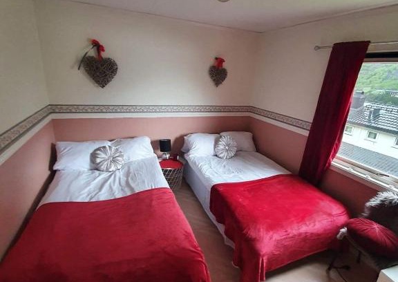 Ardalstangen Apartamento | Home with 3 bedrooms in Årdal - beautiful nature