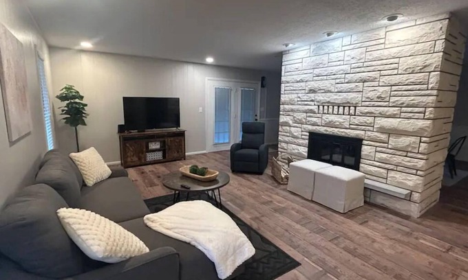 Marshfield Casa | Home with a park view gives you country living in the heart of Marshfield