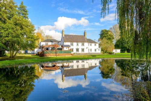 Stamford Casa | Home with Natural Mineral Spring Water near Stamford