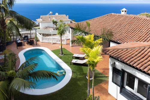 Sauzal Villa | Home2Book Design Asian Sabina, Heated Pool & View