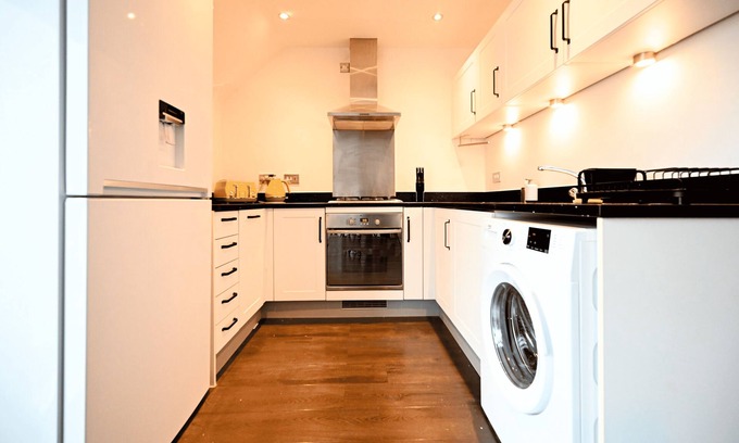 Cranfield Apartamento | Homely, Spacious Flat w/ Balcony & Fast Wi-Fi