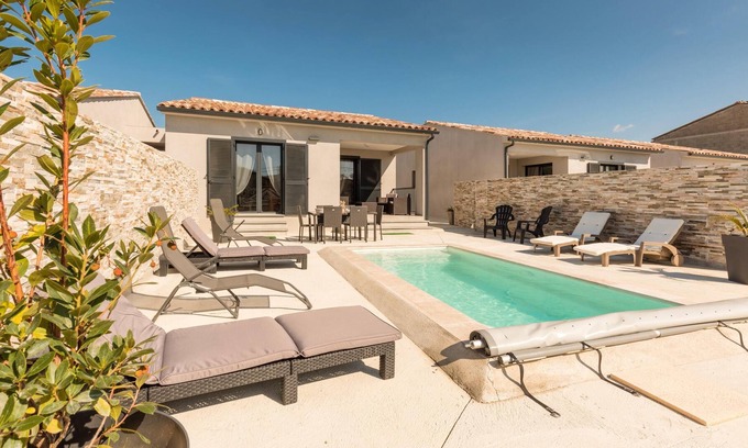 Lozari Villa | Homerez - ¡A 100 m de la playa! Bonita villa para 4 pers. con piscina en Palasca