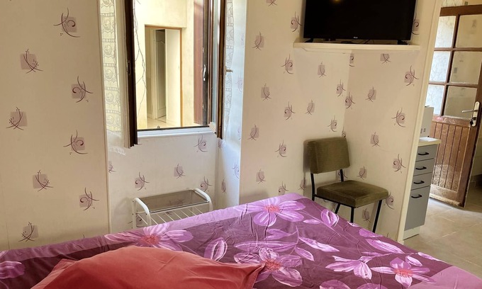 Neris-les-Bains Apartamento | Homerez - Amazing studio for 2 ppl. with terrace at Néris-les-Bains
