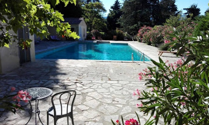 Violes Apartamento | Homerez - Apartamento a 11 km de la playa para 2 pers. con piscina compartida