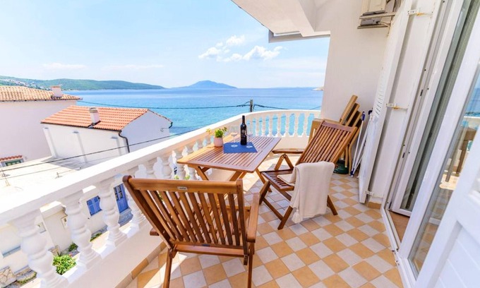 Martinscica Apartamento | Homerez - Apartamento para 5 pers. con vistas al mar y balcón en Martinšćica