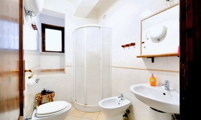 Parghelia Apartamento | Homerez - Casa luminosa en Vibo Valentia, piscina compartida