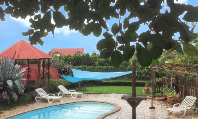 Trois-Rivieres Casa | Homerez - Bungalow Trois-Rivières, piscina