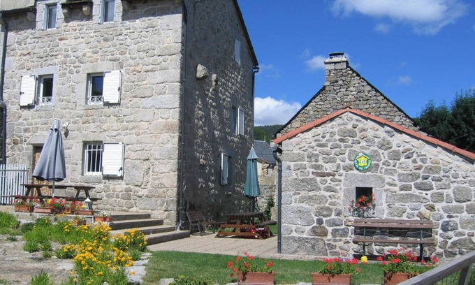 Le Malzieu-Forain Casa | Homerez - Casa encantadora en Le Malzieu, jardín, vista