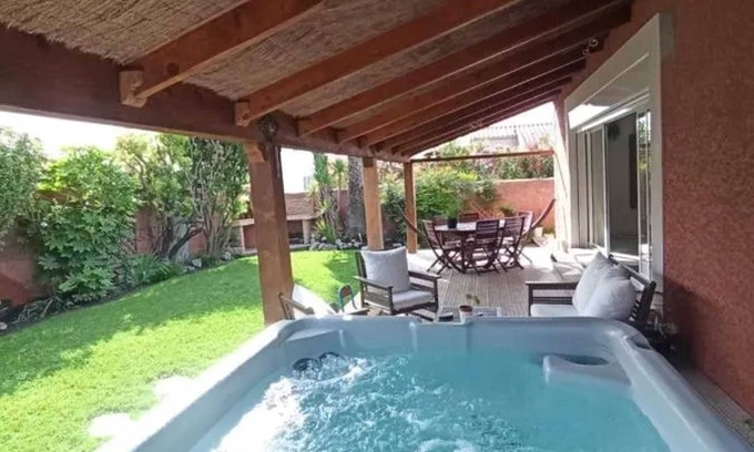 Gigean Casa | Homerez - Casa Encantadora en Gigean con Terraza y Jardín Cercado