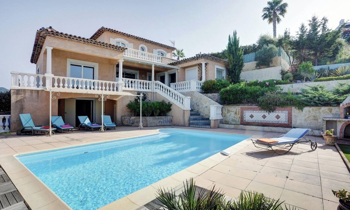 Frejus Villa | Homerez - Villa elegante en Fréjus, Piscina privada