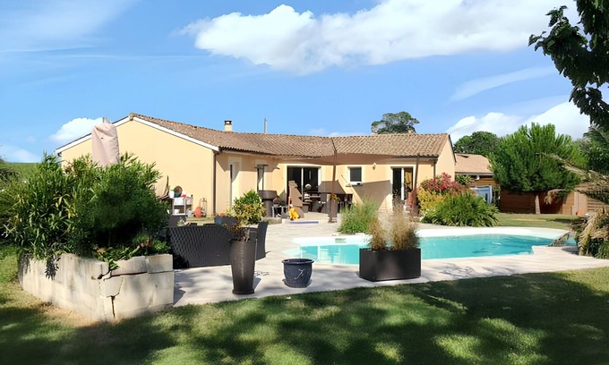 Saint-Martin-Lacaussade Villa | Homerez - Villa piscina Saint-Martin-Lacaussade