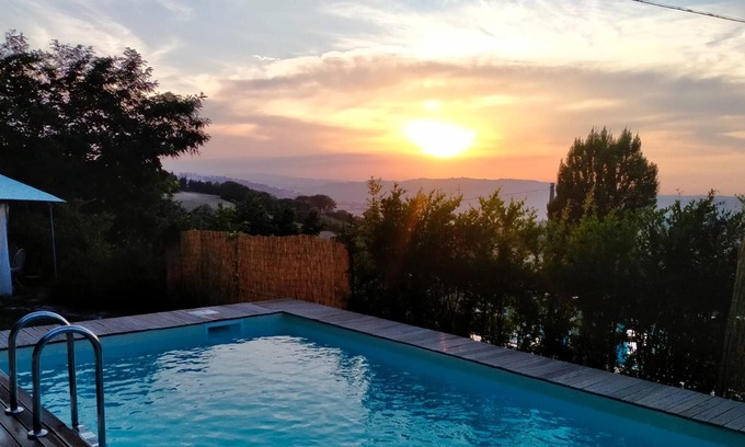 Montelabbate Casa | Homerez - Casa para 3 pers. con piscina compartida y jardín en Montelabbate
