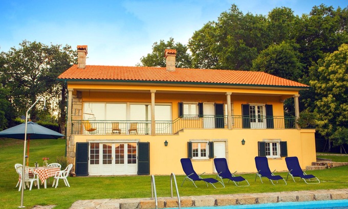 Paredes de Coura Casa | Homerez - Casa para 12 pers. con piscina, jardín y terraza en Paredes de Coura