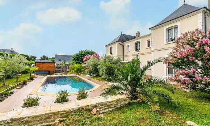 Saint-Cyr-sur-Loire Villa | Homerez - Villa refinada en Saint-Cyr-sur-Loire con piscina privada