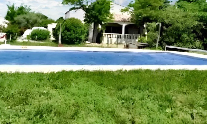 Aimargues Villa | Homerez - Amplia Villa en Aimargues con Piscina Privada