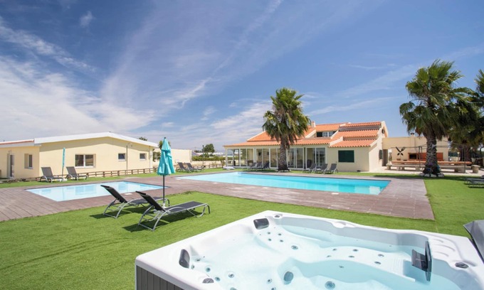 Cajados Villa | Homerez - Amplia Villa en Palmela con Piscina Privada y Jardín