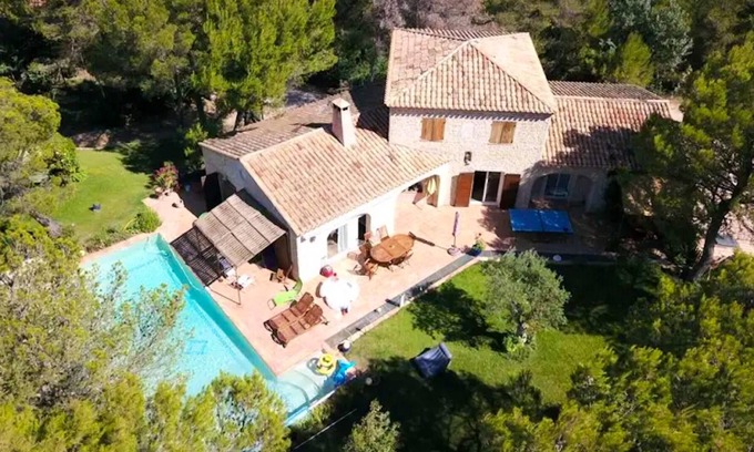 Rousset Villa | Homerez - Grande villa para 10 pers. con piscina, jardín y balcón en Rousset