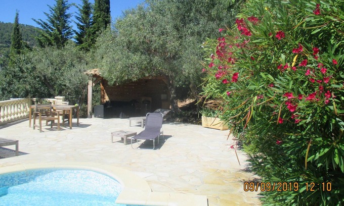 Claviers Villa | Homerez - Espaciosa villa para 6 pers. con piscina, jardín y terraza en Claviers