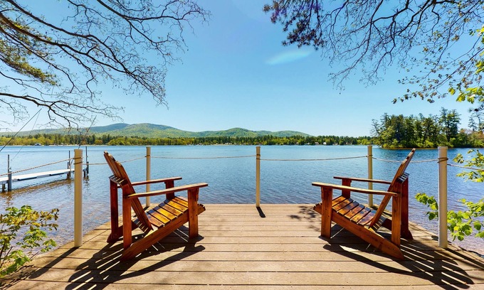 The Bays Casa | Homey lakeside property w/ one house, two cottages, mtn. views, & private beach