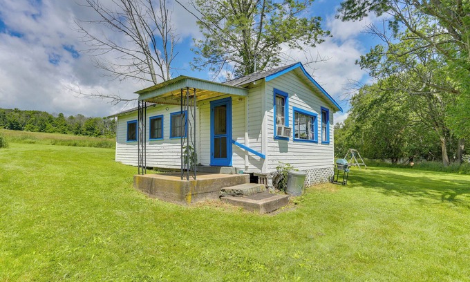 White Mills Cabina | Honesdale Cabin: 110 Shared Acres, Animal Rescue!