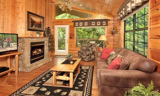 Sevierville Complejo | Honey Bear Den is a warm and cozy one-bedroom cabin in Hidden Springs Resort.