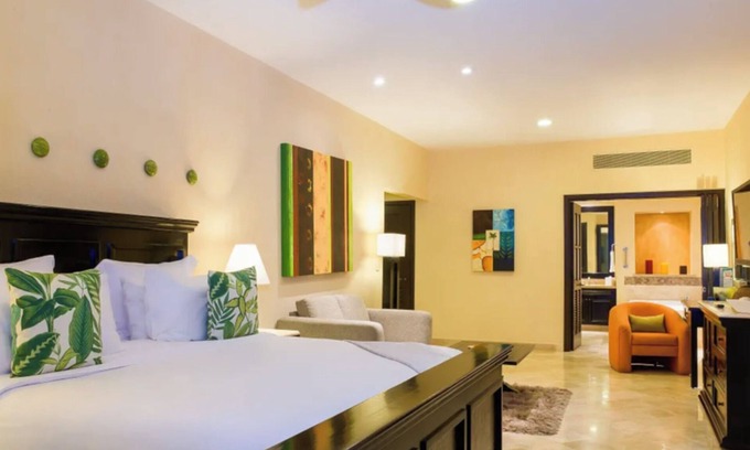 Zona sur Hotel | Honeymoon Suite with Jacuzzi & Ocean Views – Garza Blanca Puerto Vallarta