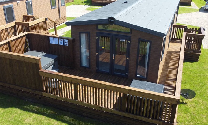 Runswick Bay Cabaña | HONEYSUCKLE LODGE, pet friendly, with hot tub in Staithes