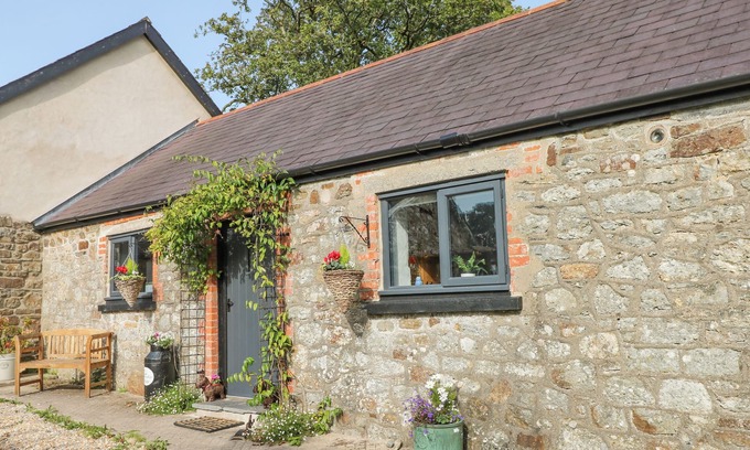 Llanddewi Velfrey Cabaña | HONEYSUCKLE COTTAGE, pet friendly, with a garden in Narberth