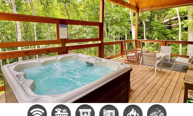 Sevierville Cabina | Honeysuckle Hill: Free Attraction Tickets, Hot Tub, Sauna, Fire Pit & 5 Minutes From PF