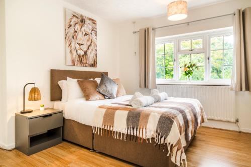 Crawley Apartamento | Honeysuckle House 5BR Crawley,10min Gatwick Airport, Contractor friendly, Temporary Housing, Relocations,Free WIFI, Parking for 2 vehicles