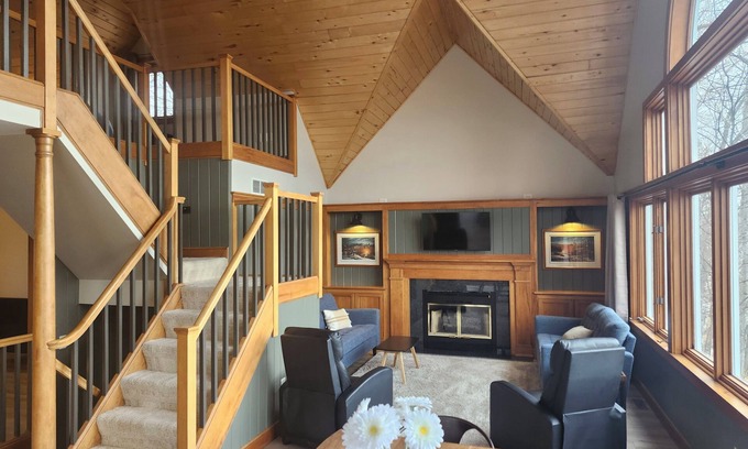 Outing Cabina | Hooked on Lake Roosevelt Spacious Cabin + Pontoon Rental