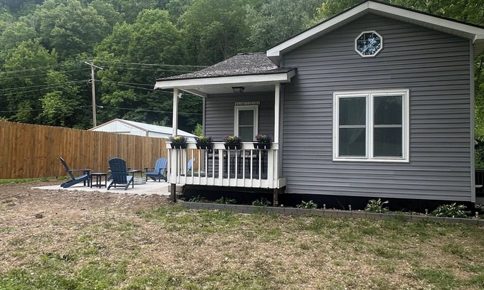 Guttenberg Casa | Hooks & Honkers Hideout - Cozy 2BR Retreat Near Mississippi River!