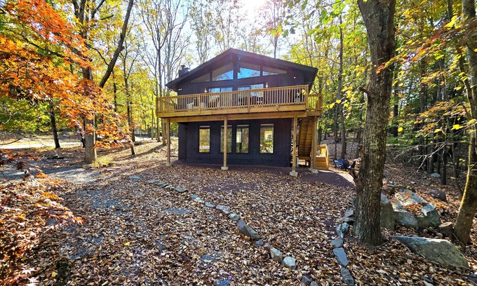 East Stroudsburg Chalet De Esquí | Hopskip Luxury Chalet Hot Tub Firepit Gas Grill Deck Lawn Games Lake