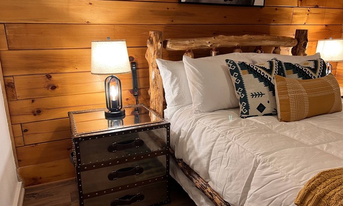 Hot Springs Cabina | Horse Cabin at The Natural State Cabins