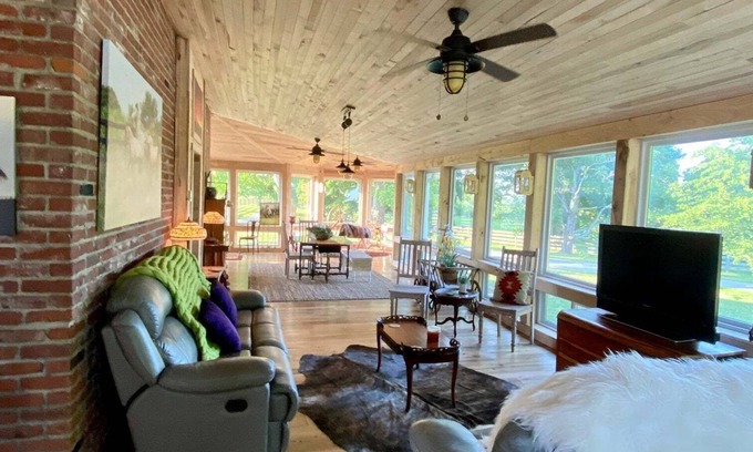 Shelbyville Cama Y Desayuno | Horse Farm in Kentucky Bourbon Country! Book a Farm Tour and Horse Experience!