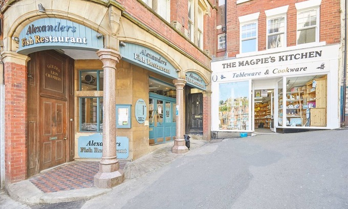 Whitby Apartamento | Host Stay Modern Industrial Golden Lion Apartments