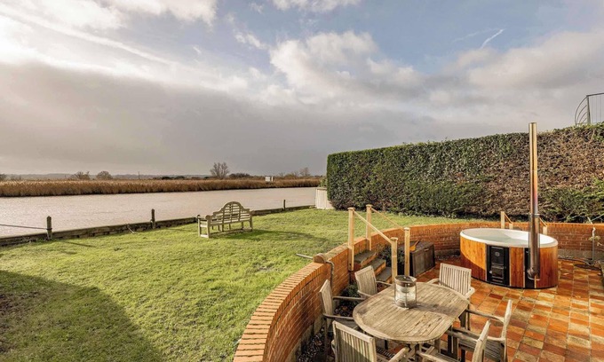 Reedham Cabaña | Host & Stay | Riverside Cottage