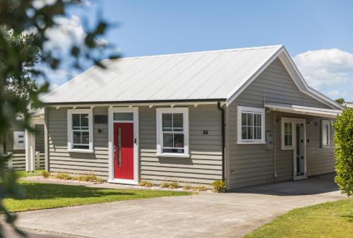 Waihi Beach Casa | Hosts on the Coast Pohtukawa Cottage