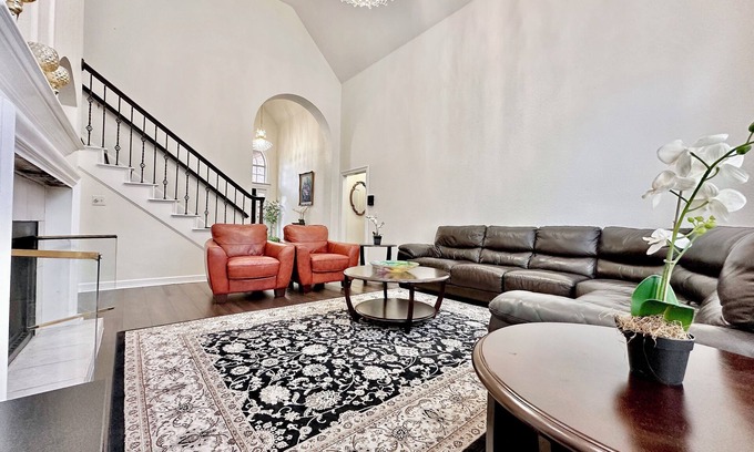 Austin Casa | Hot Outdoor Spa, Beautiful 5-bedroom home, Private Green belt backyard