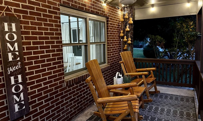 Clayton Cabaña | Hot Specials, Close to everything! Guests love it!