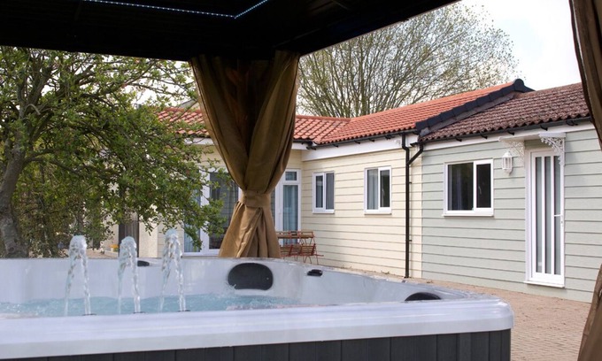 Dymock Cabaña | # Hot Tub - 2 Bed Cottage - Supplement applies for more than 2 people