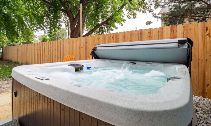 Sandusky Apartamento | Hot Tub|5 Mins from Cedar Point|Modern Updates