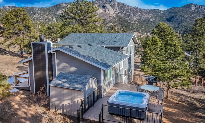 Carriage Hills Apartamento | Hot Tub! Amazing views, K bed, BBQ, near town & Park