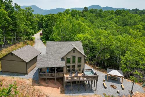 Franklin Casa | Hot Tub and Fire Pit Blue Ridge Mtn Cabin!